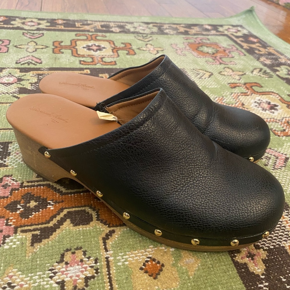 Universal Thread Black Clogs